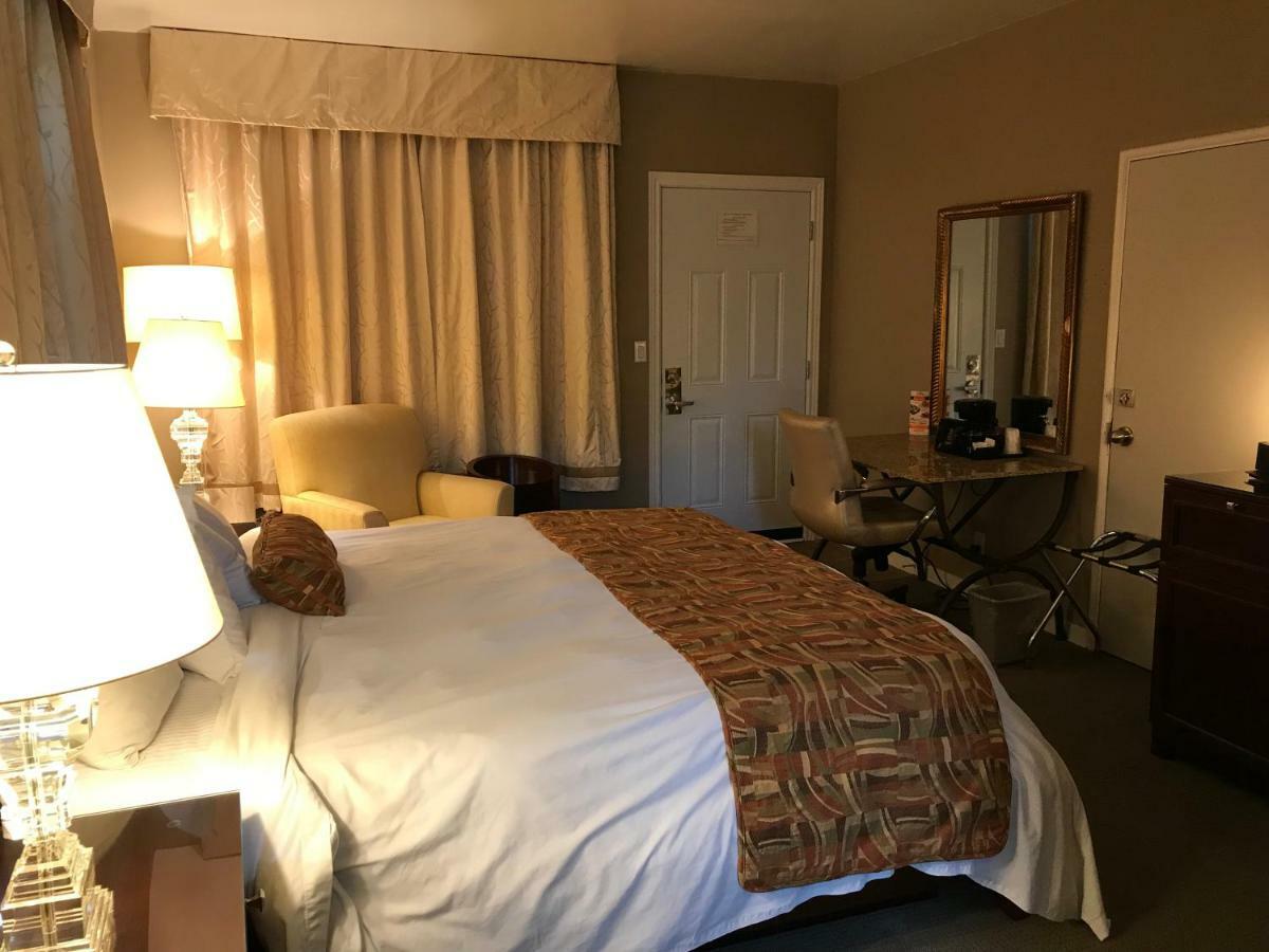 Cardinal Court Motel Сент-Томас Экстерьер фото